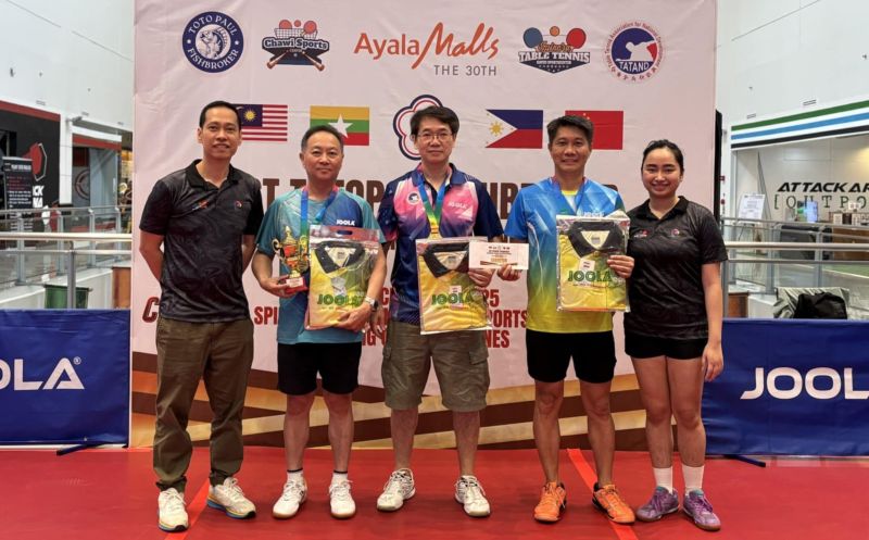 TATAND-Joola members - Makoy Yap, Philip Uy and Michael Dalumpines -- receives their prizes from organizer Julius Esposo (far left).
