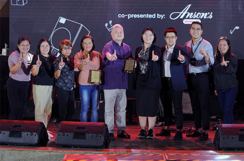 (L-R) Strawberry Besmonte, Rhoa Jane Robin, Shienna Bayrante, Wilma Estomata and Mina Rallonza of Ansons Merchandising team, Director for Business Operations of Anson’s Appliances Mr. Eugene Lim, TCL Deputy Marketing Director Shae Yu, TCL PH Deputy Director of Brownlines Charlie Huang, TCL Brand Manager  Joseph Cernitchez and TCL PH Sales Supervisor Kristine Caballe
